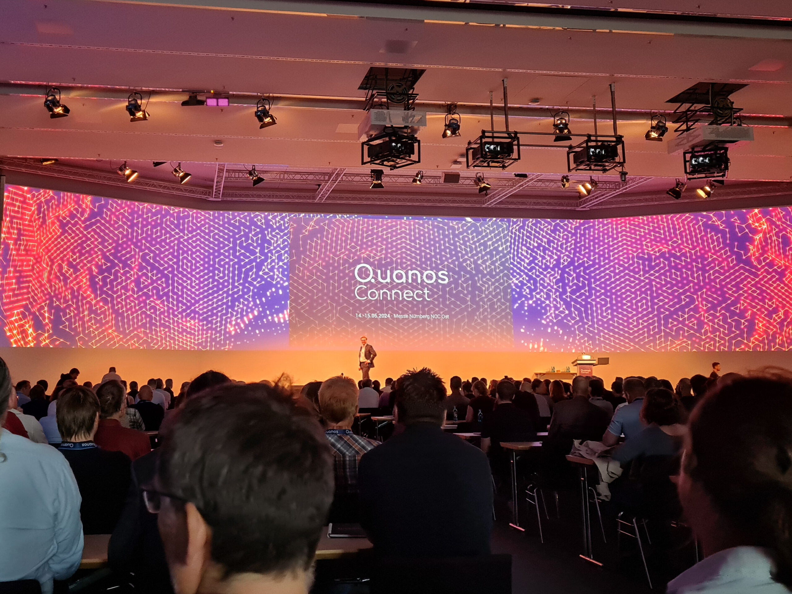 Quanos Connect 2024; Blick auf die Bühne bei der Begrüßungsveranstaltung