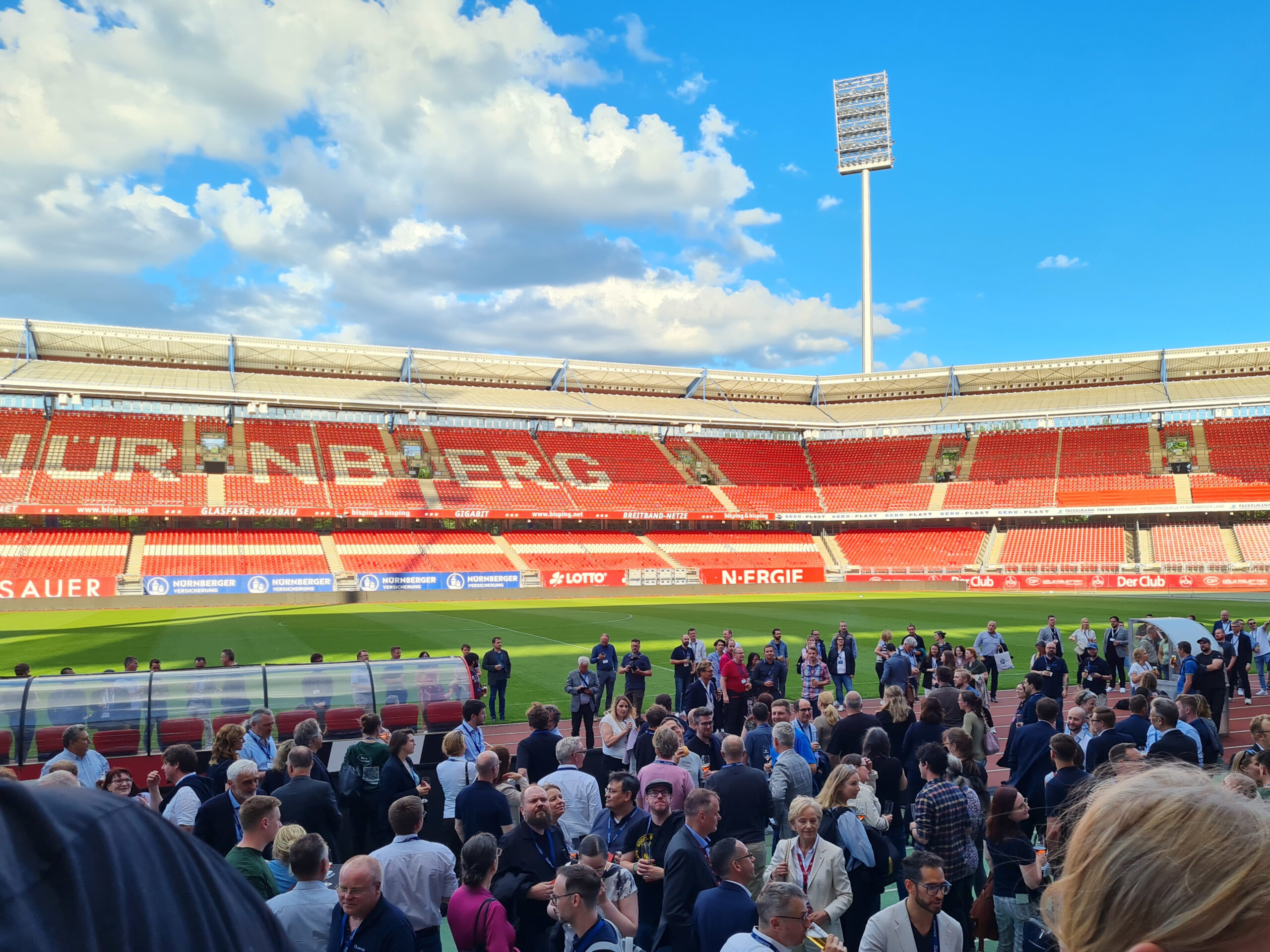 Quanos Connect 2024; Blick ins Stadion mit vielen Menschen