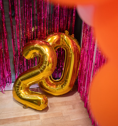 20 Jahre oneword; Luftballons in Form einer 20